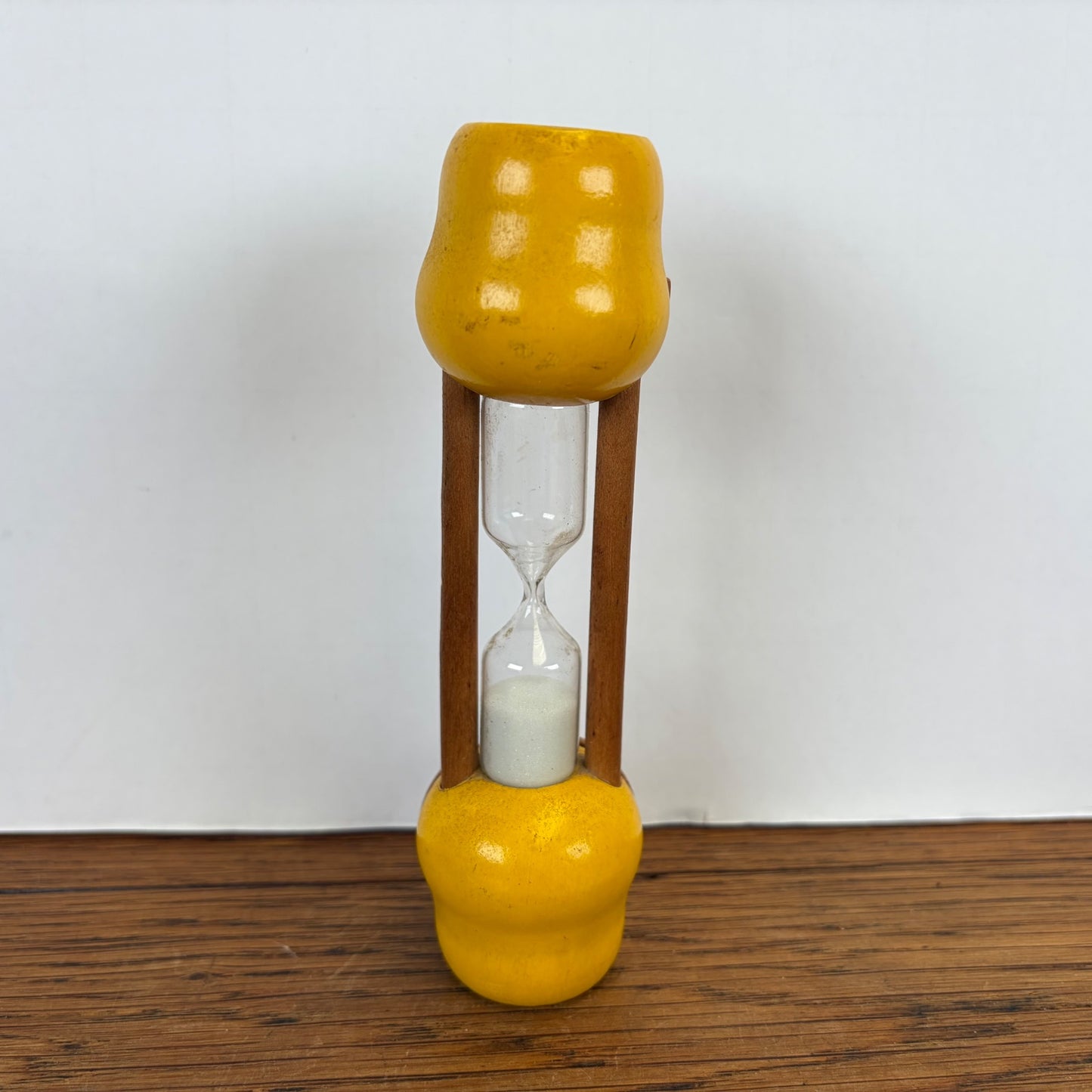 Vintage houten zandloper hondje geel