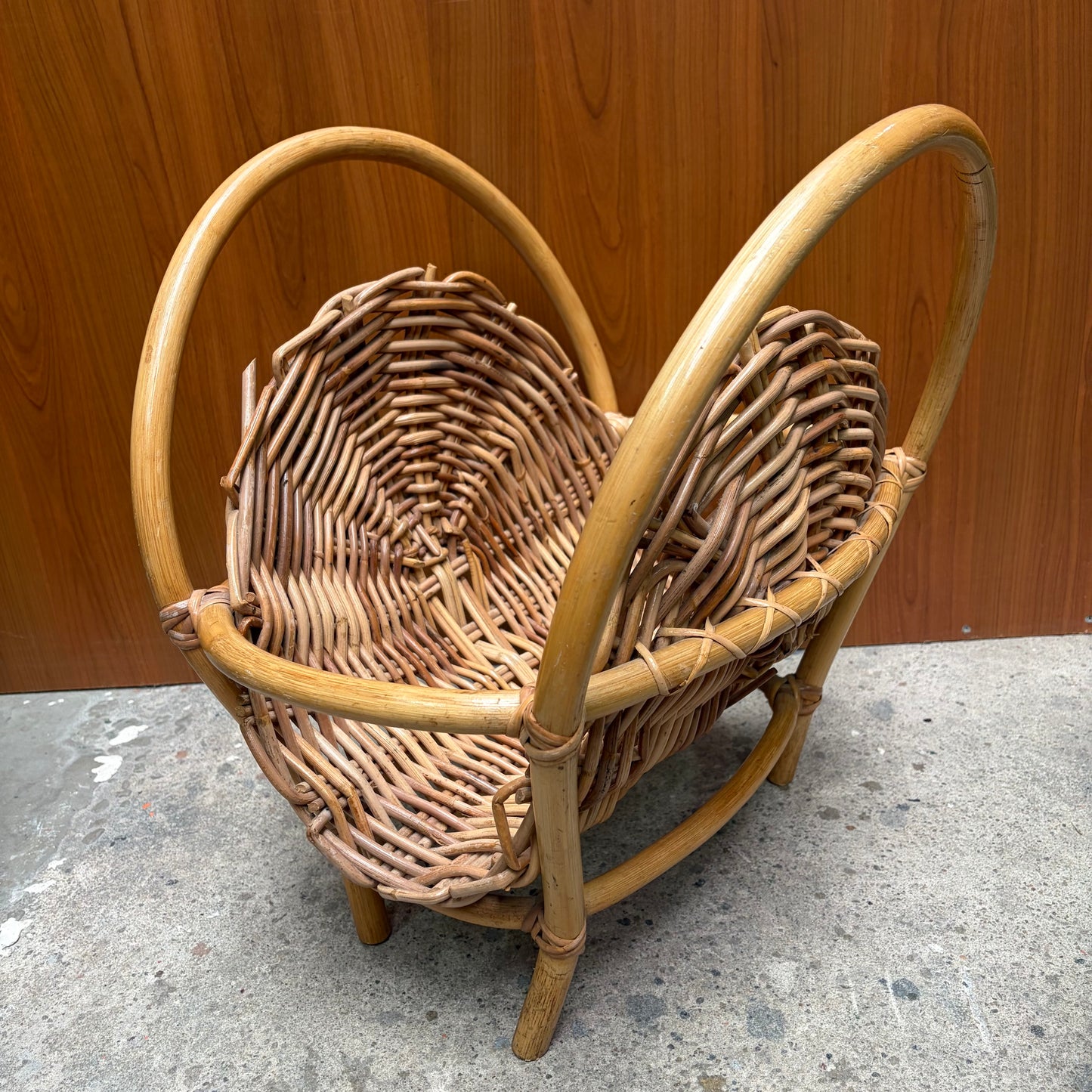 Vintage rotan krantenmand