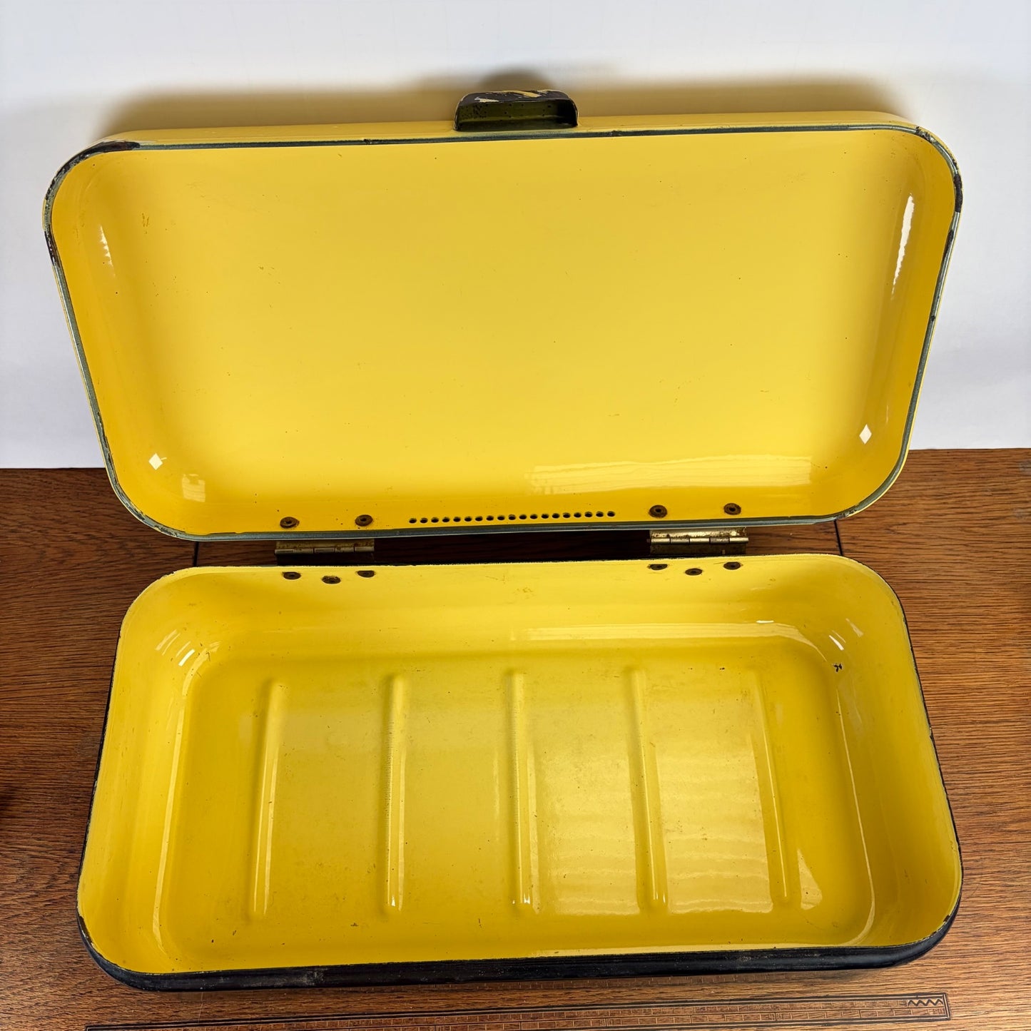 Vintage emaille broodtrommel geel zwart
