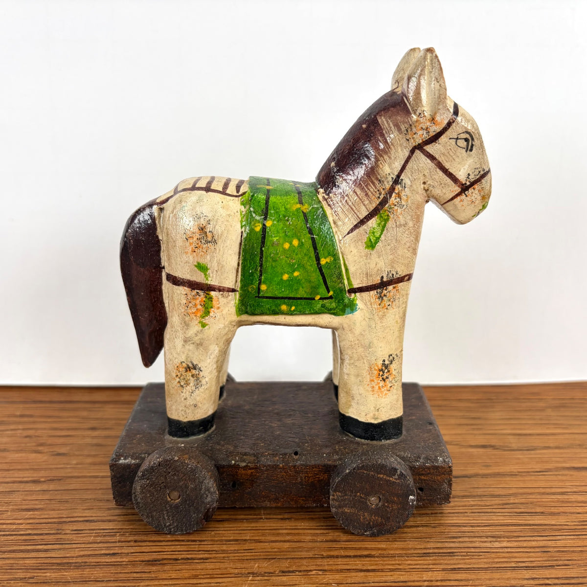 Vintage houten paardje op wieltjes