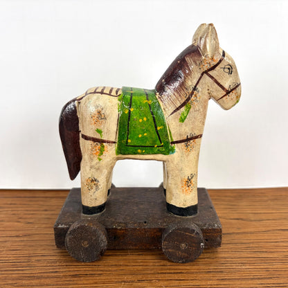 Vintage houten paardje op wieltjes