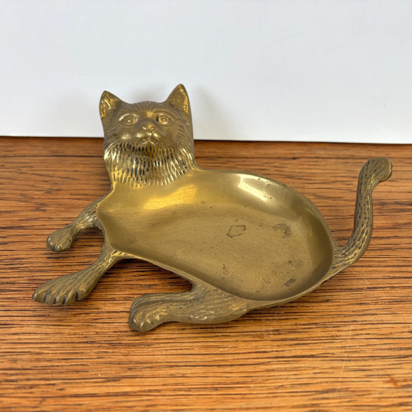 Vintage messing schaaltje liggende kat