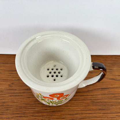 Vintage theekopje met deksel en zeef klaprozen