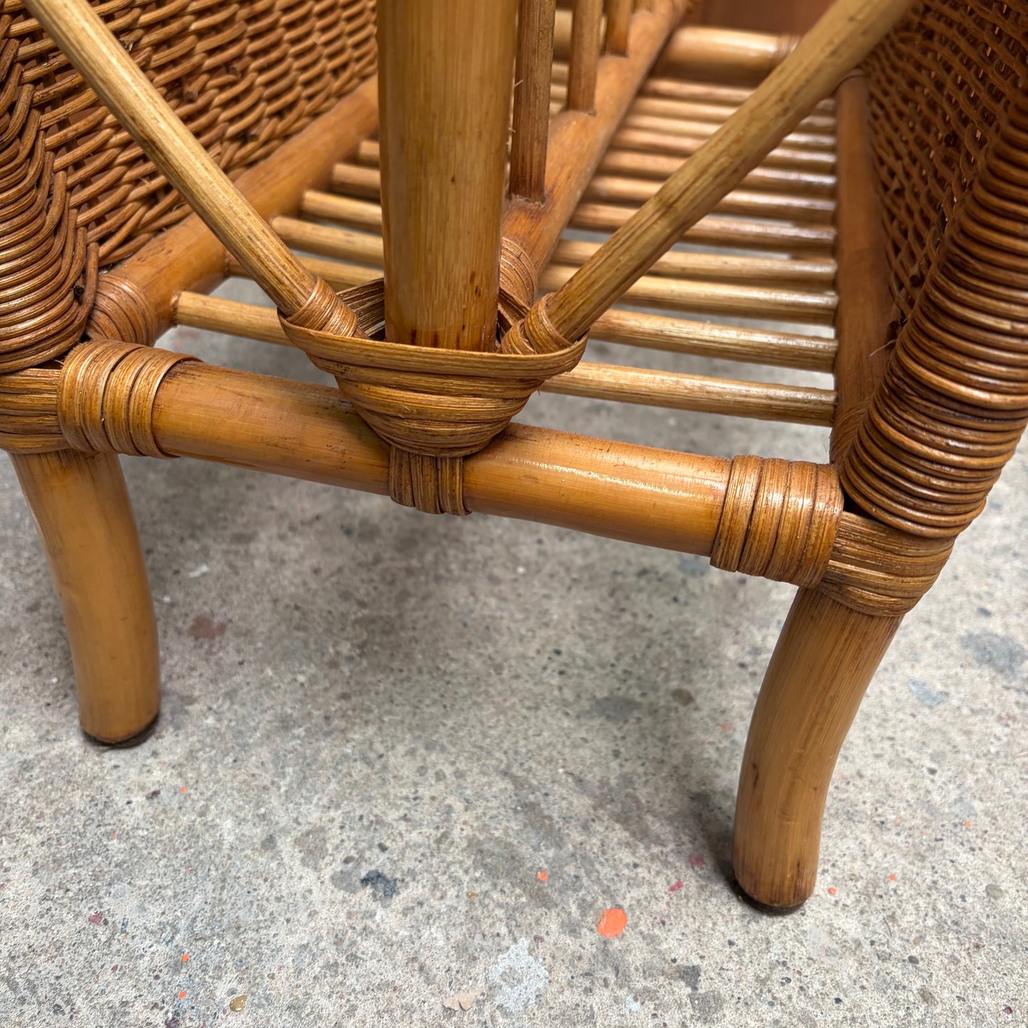 Vintage rotan krantenbak