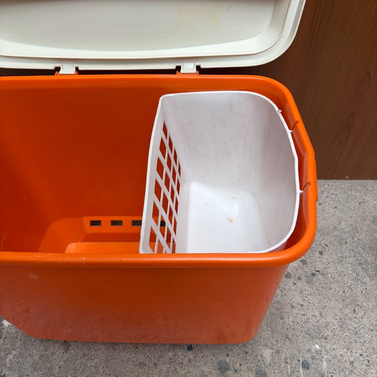Vintage oranje curver wasmand met deksel