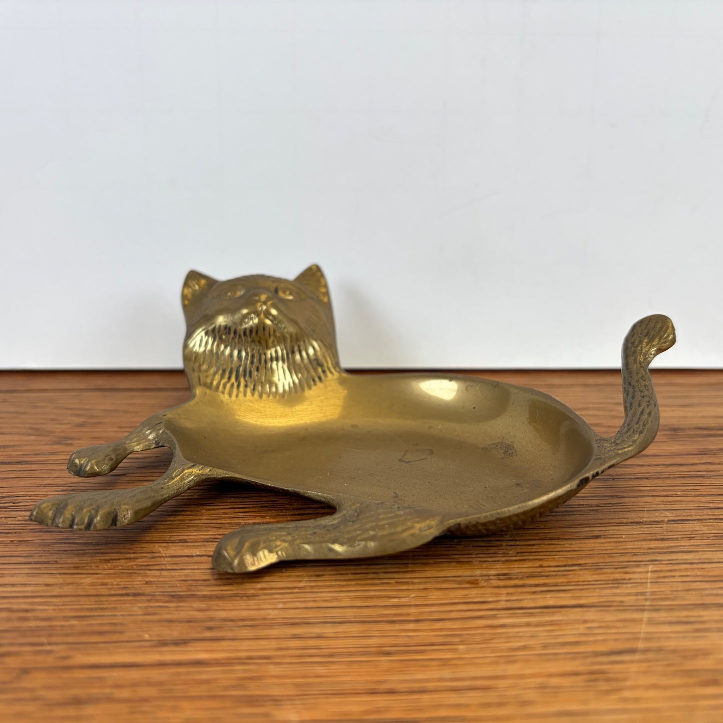 Vintage messing schaaltje liggende kat