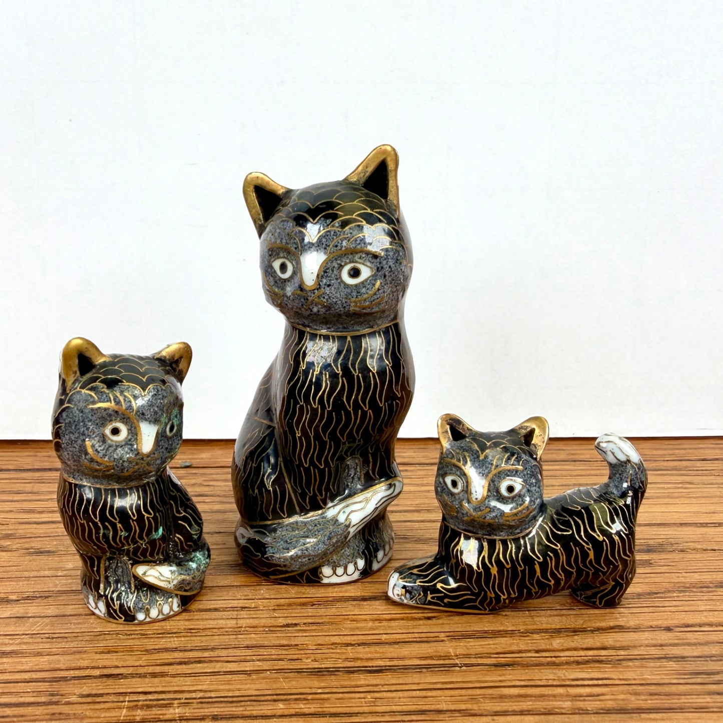 Vintage set van 3 cloisonné katjes