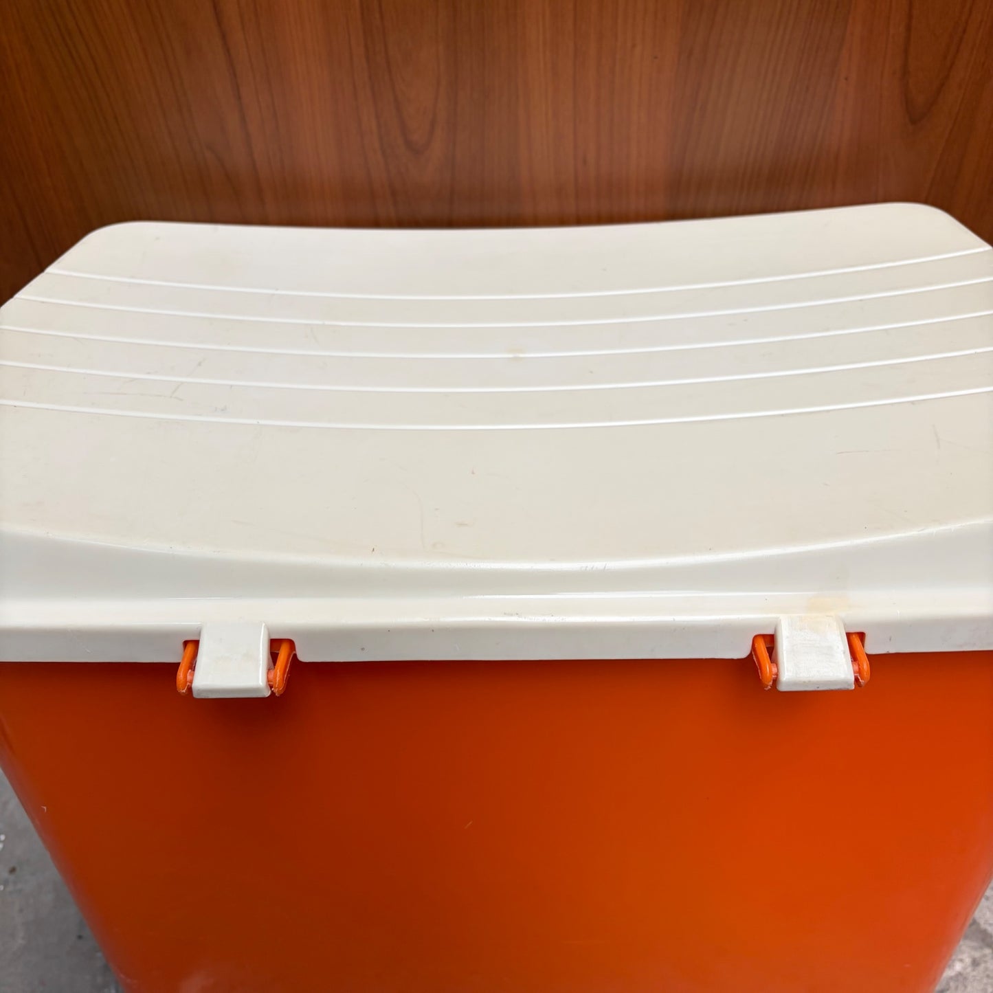 Vintage oranje curver wasmand met deksel