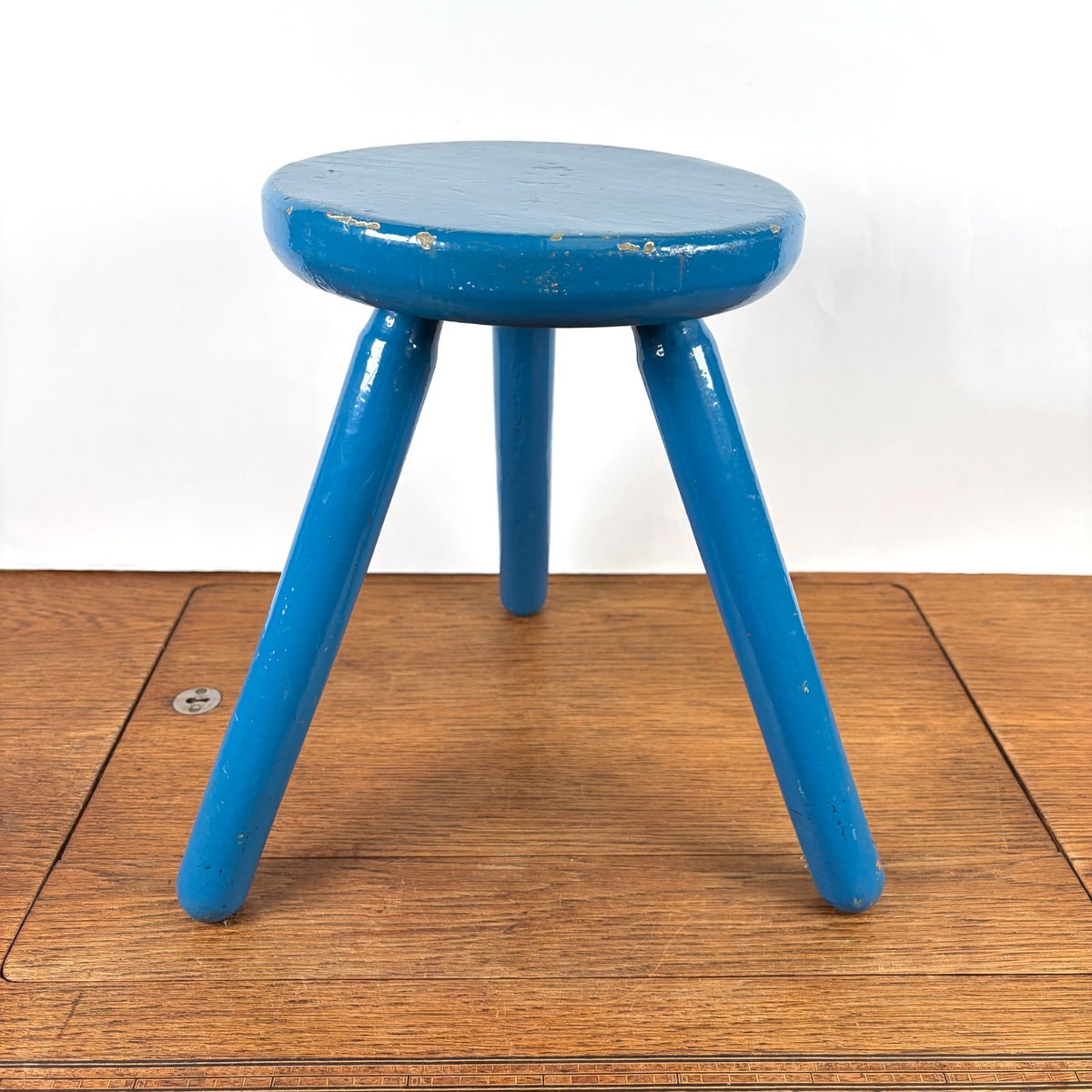 Vintage houten krukje blauw drie poot