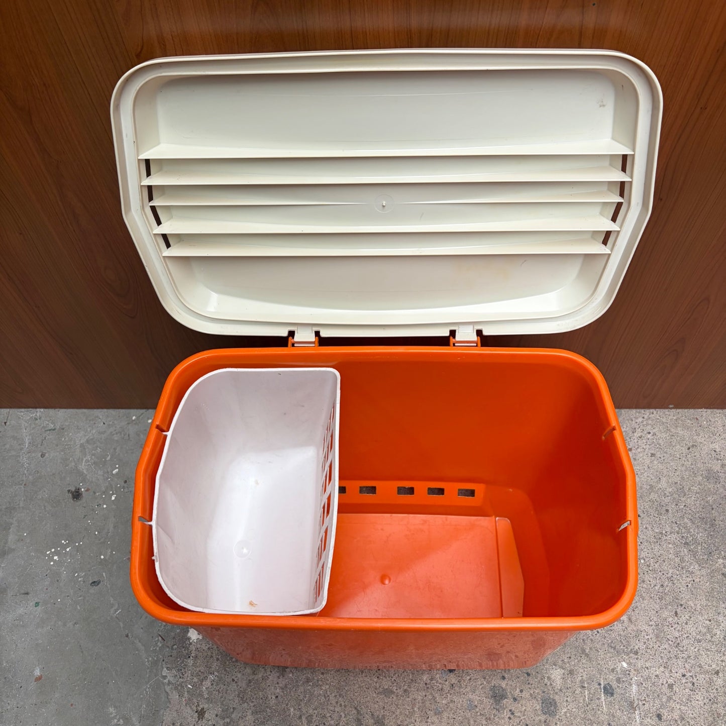 Vintage oranje curver wasmand met deksel