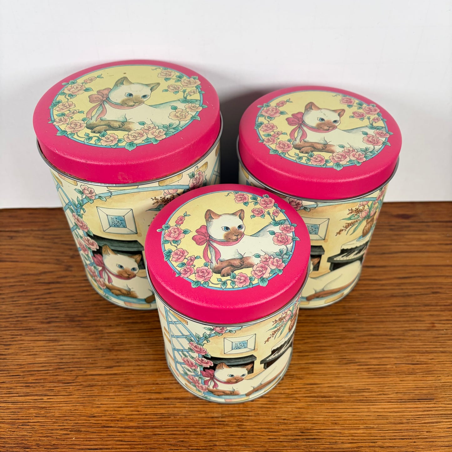 Voorraad bussen katten piano