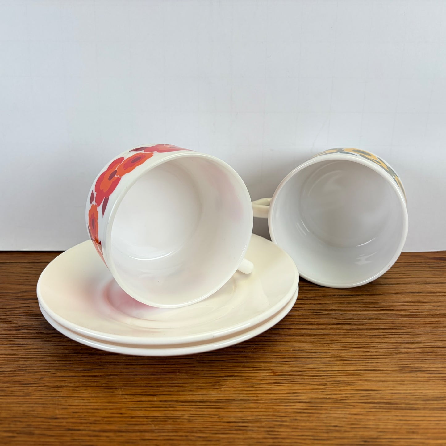Vintage Arcopal Lotus kop en schotel set bloemen rood en geel