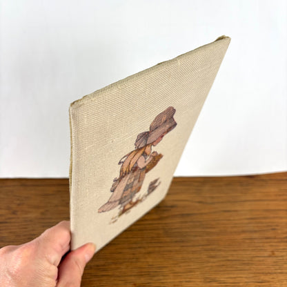 Vintage stoffen muurhanger Sarah Kay meisje met kat
