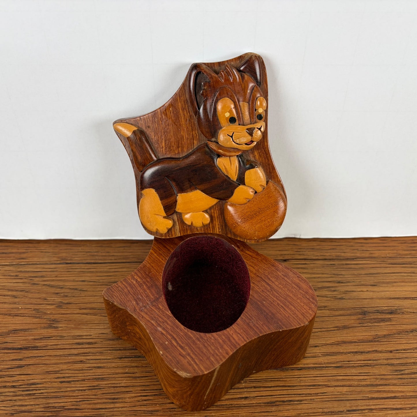 Vintage houten doosje kat met bal