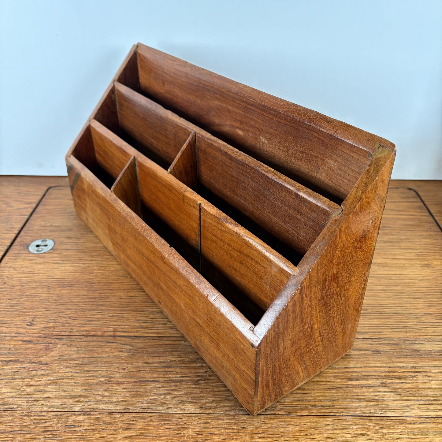 Vintage houten brievenstandaard