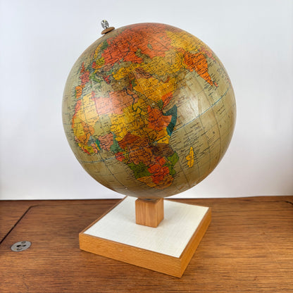 Vintage staatkundige wereldbol op houten voet jaren 60