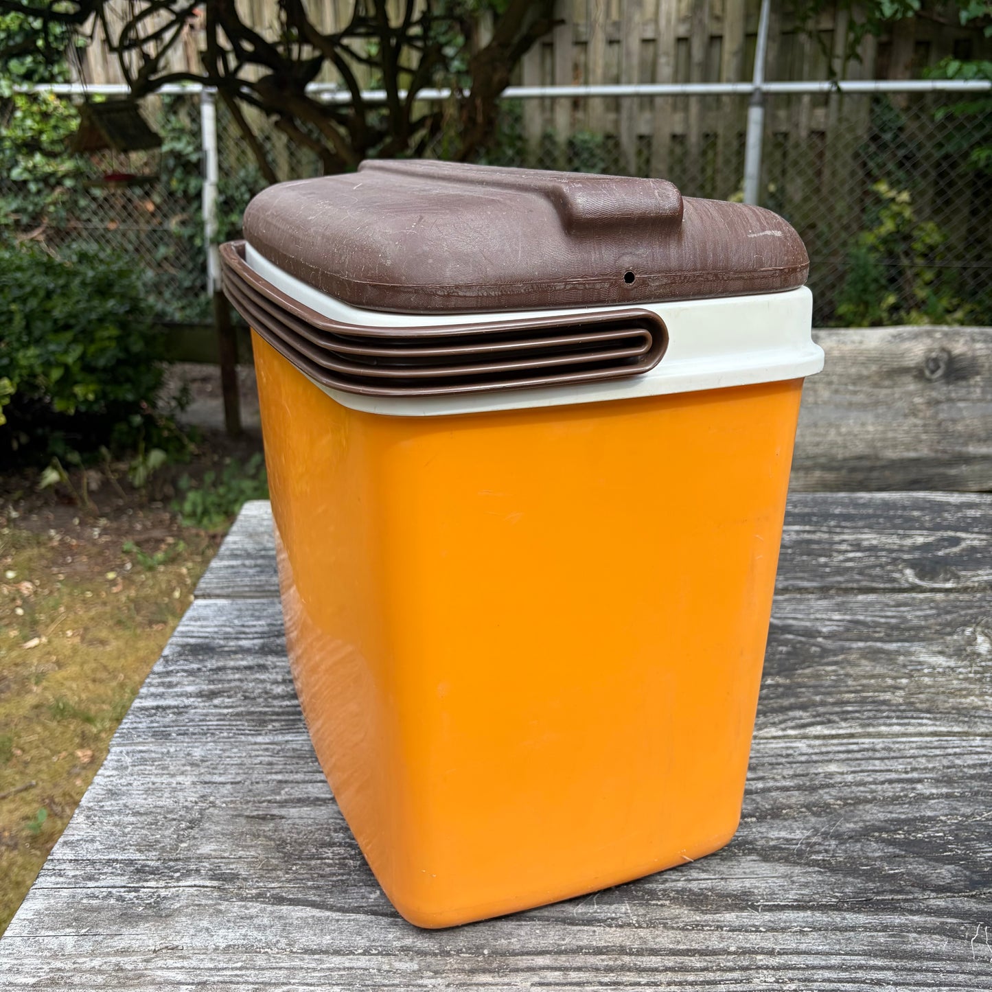 Vintage oranje curver koelbox