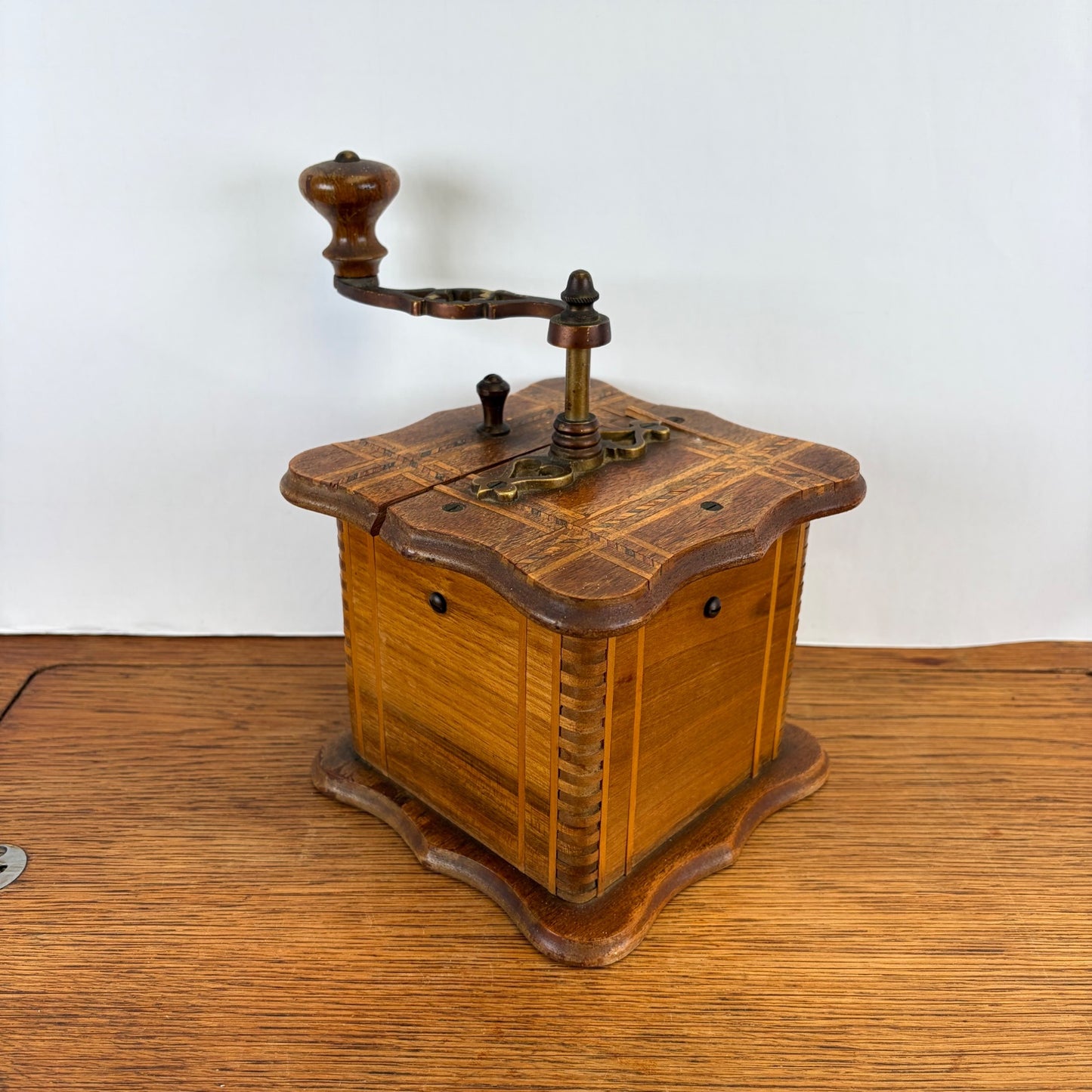 Vintage houten koffiemolen