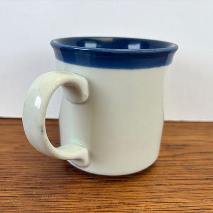 Vintage mok witte kat bij raam