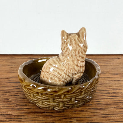 Vintage kat in mandje Wade England