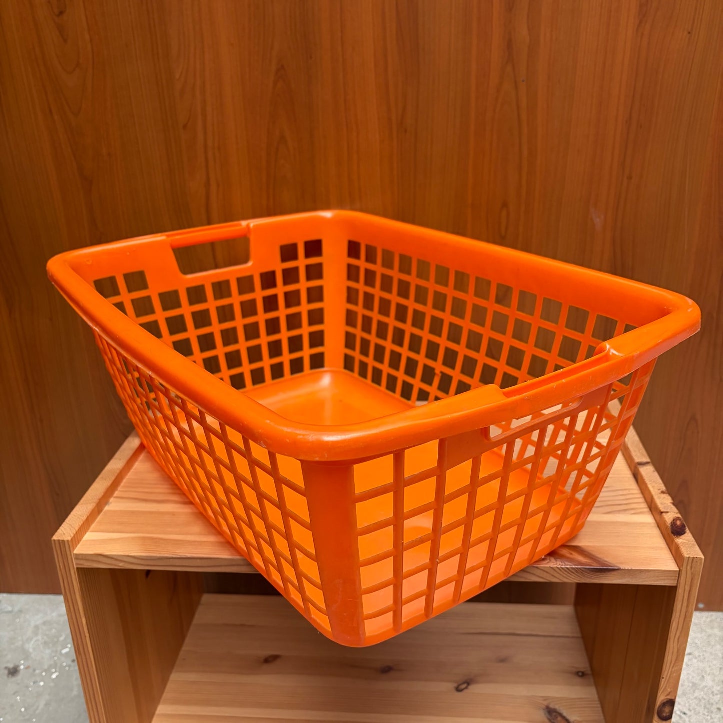 Vintage oranje plastic wasmand Curver