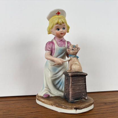 Vintage beeldje verpleegster met katje
