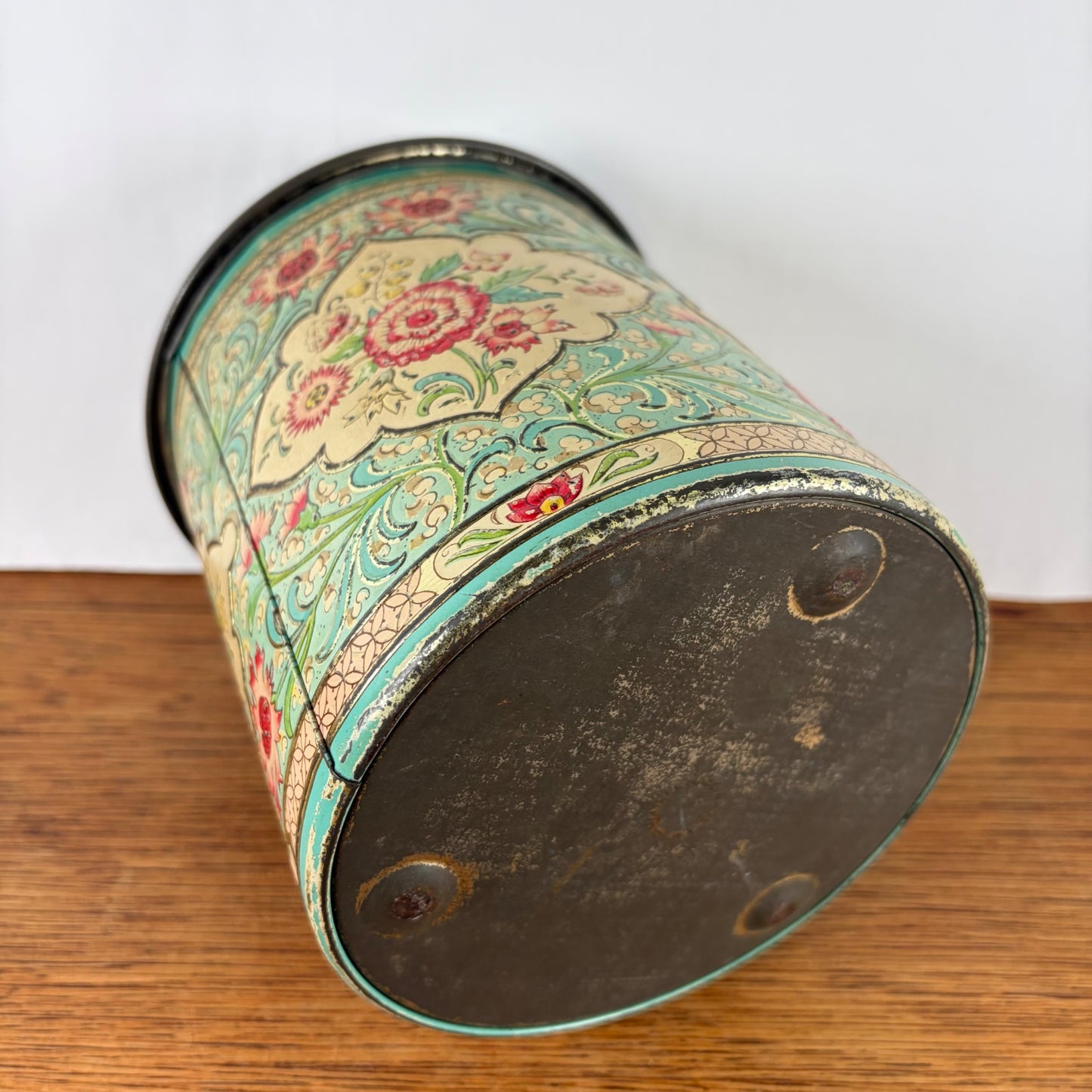 Vintage bloemen blik met relief