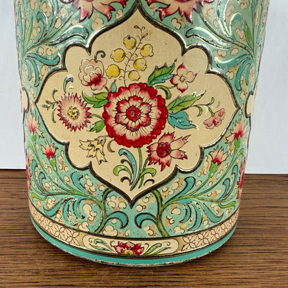 Vintage bloemen blik met relief