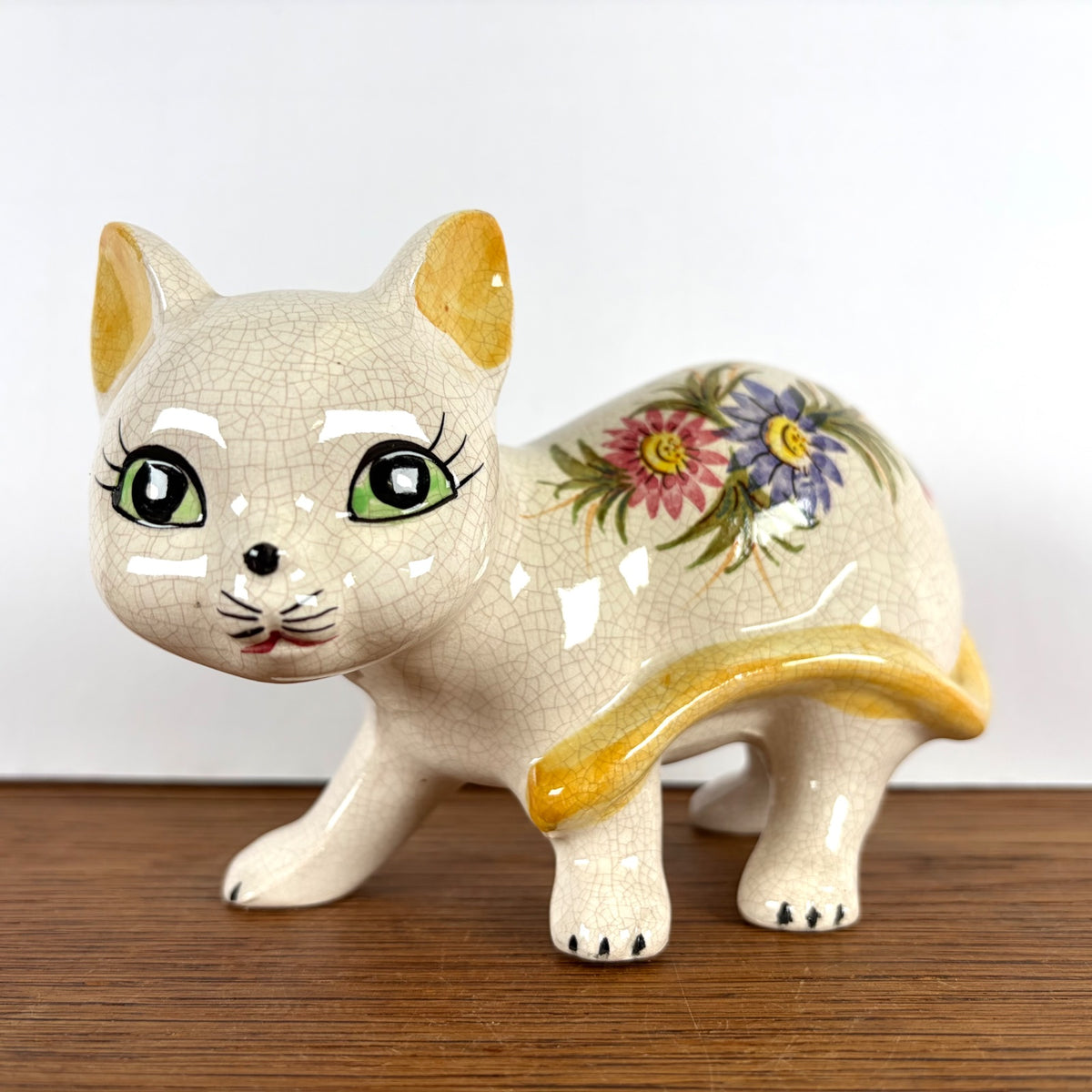 Vintage beeld kat met bloemen