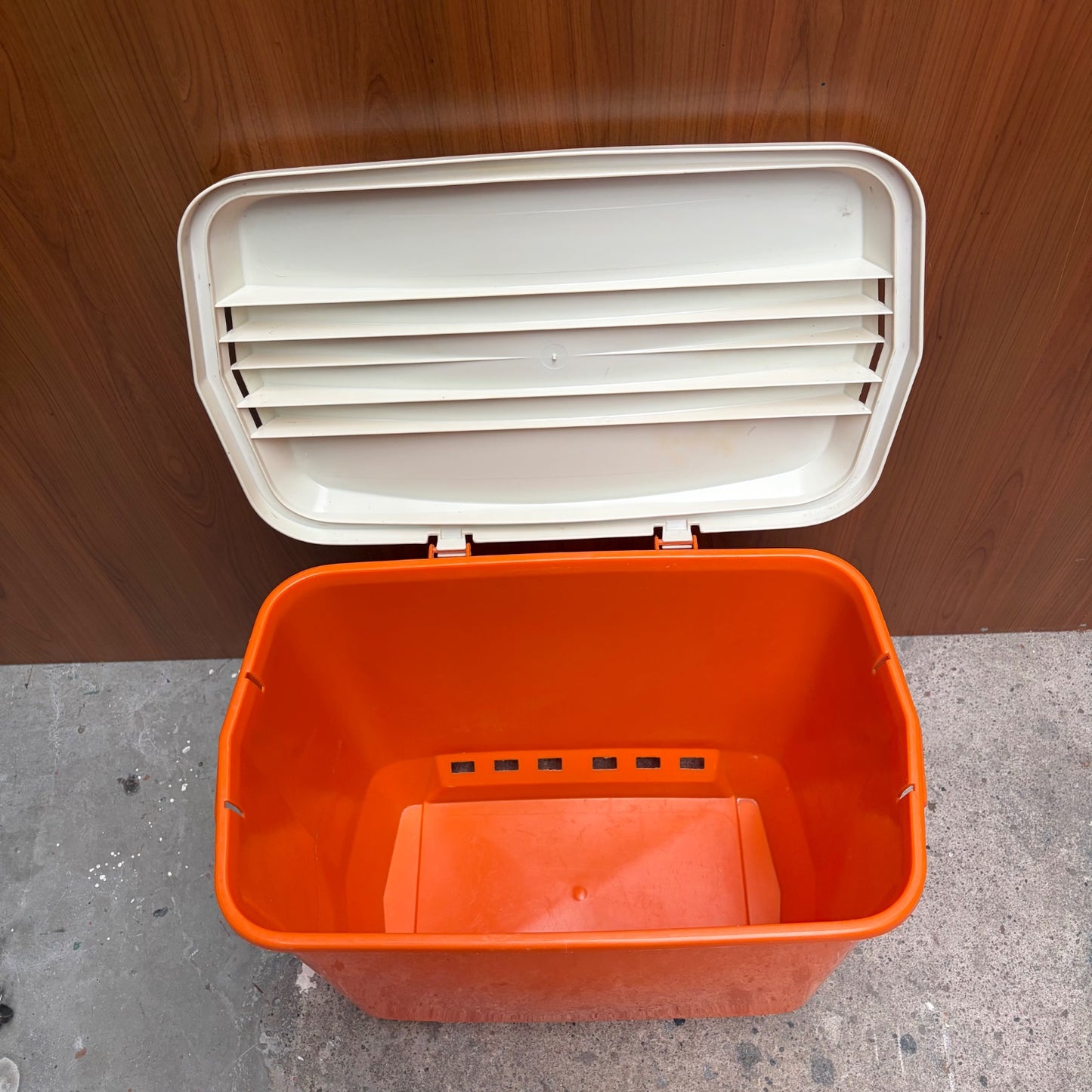 Vintage oranje curver wasmand met deksel