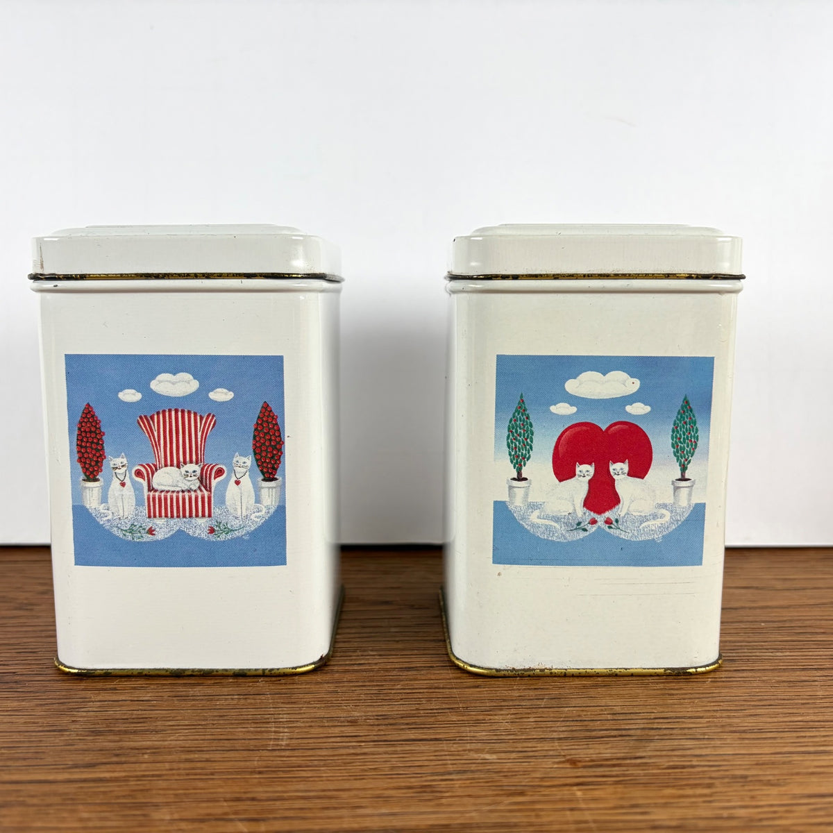 Vintage witte blikjes katten