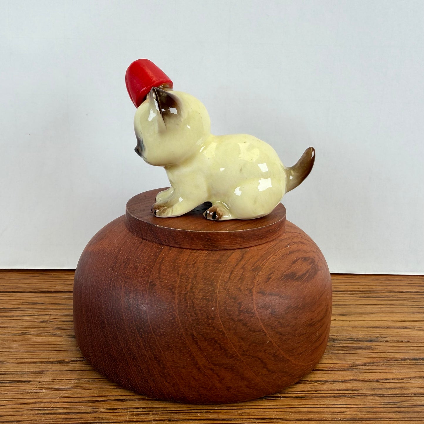 Vintage Vaga katje met rood pantoffeltje op oortje
