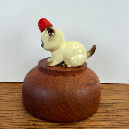 Vintage Vaga katje met rood pantoffeltje op oortje