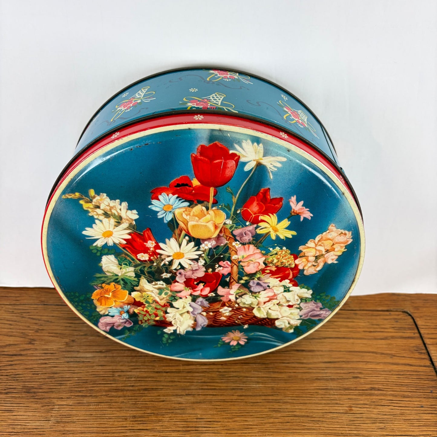 Vintage groot rond bloemenblik