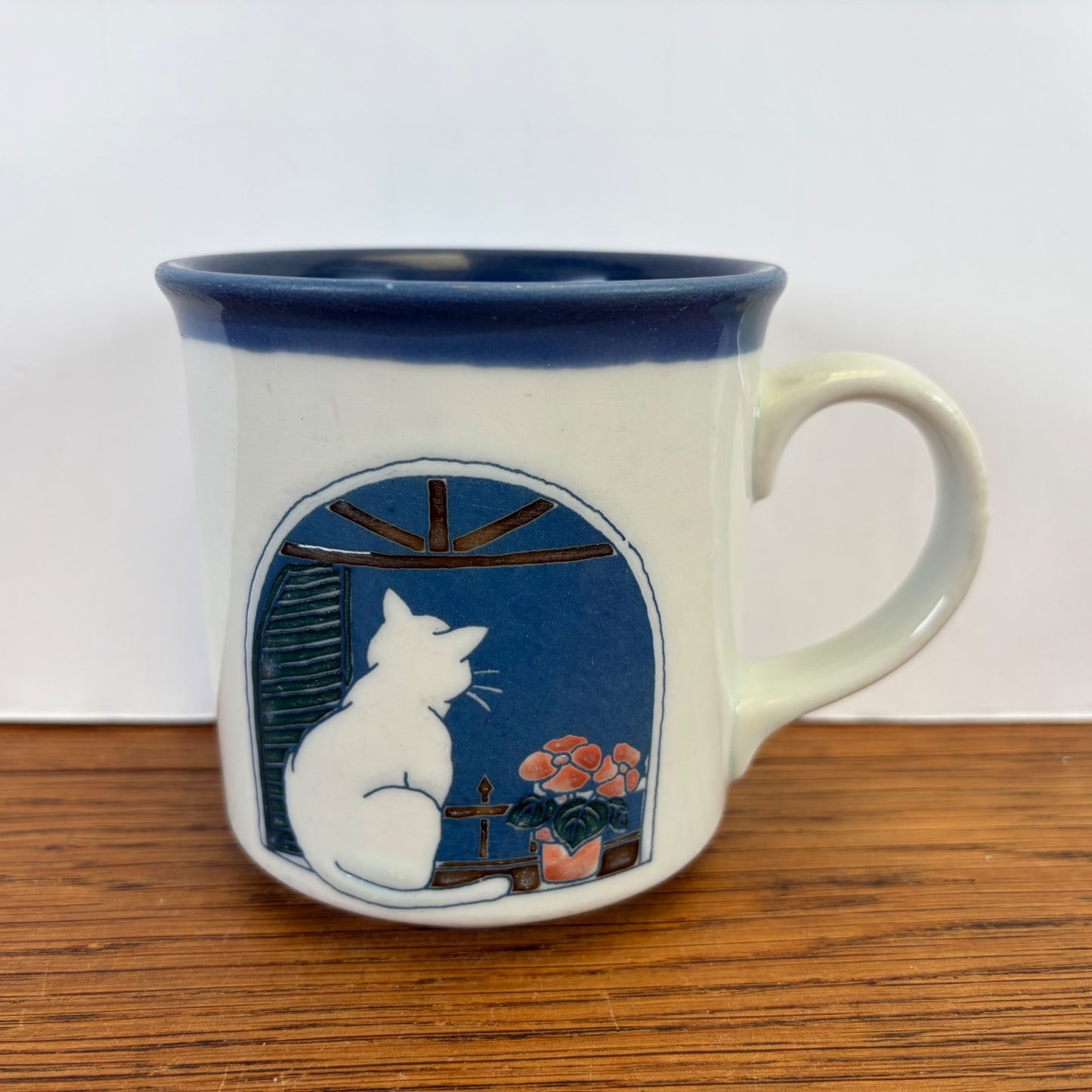 Vintage mok witte kat bij raam
