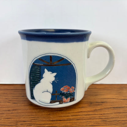 Vintage mok witte kat bij raam