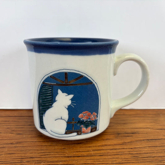 Vintage mok witte kat bij raam