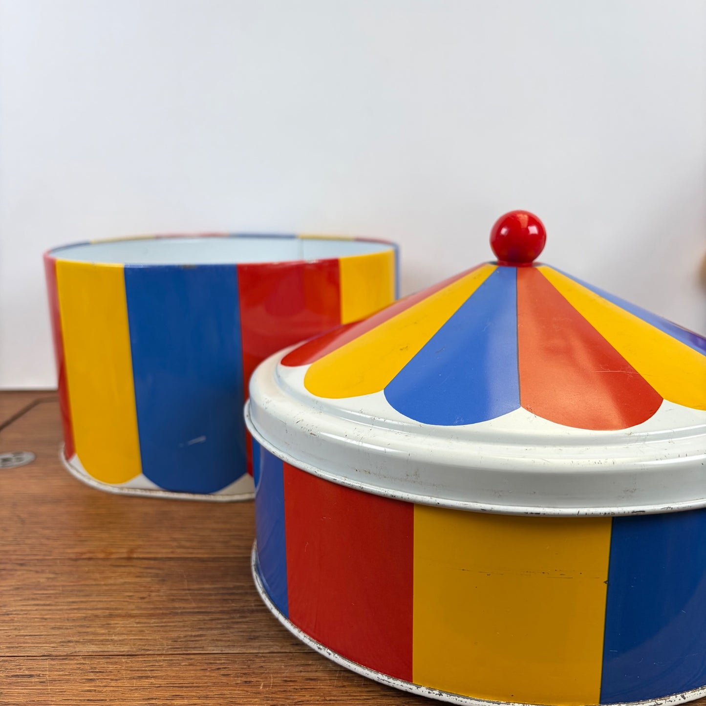 Vintage groot blik circustent rood geel blauw