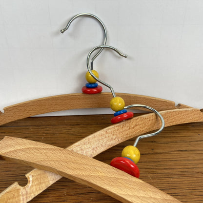 Vintage houten kinder kledinghangers
