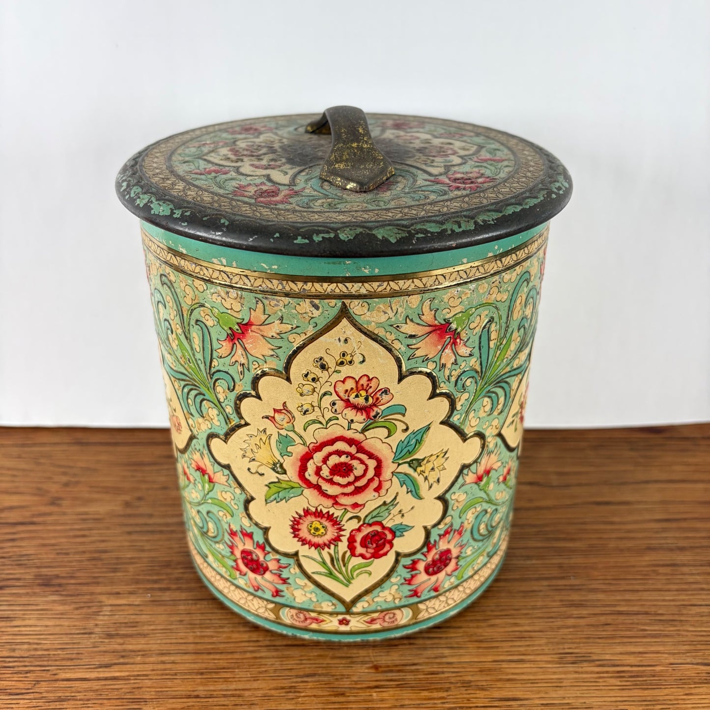 Vintage bloemen blik met relief