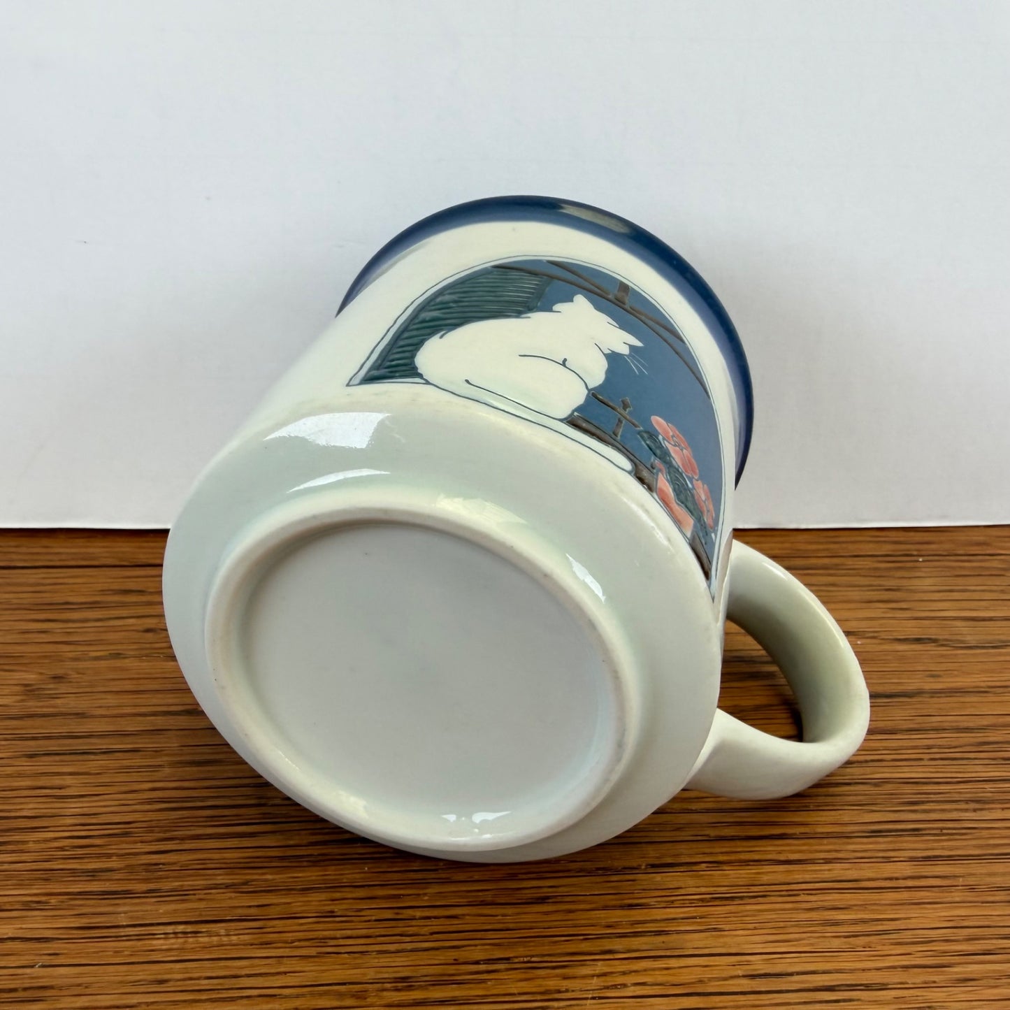 Vintage mok witte kat bij raam