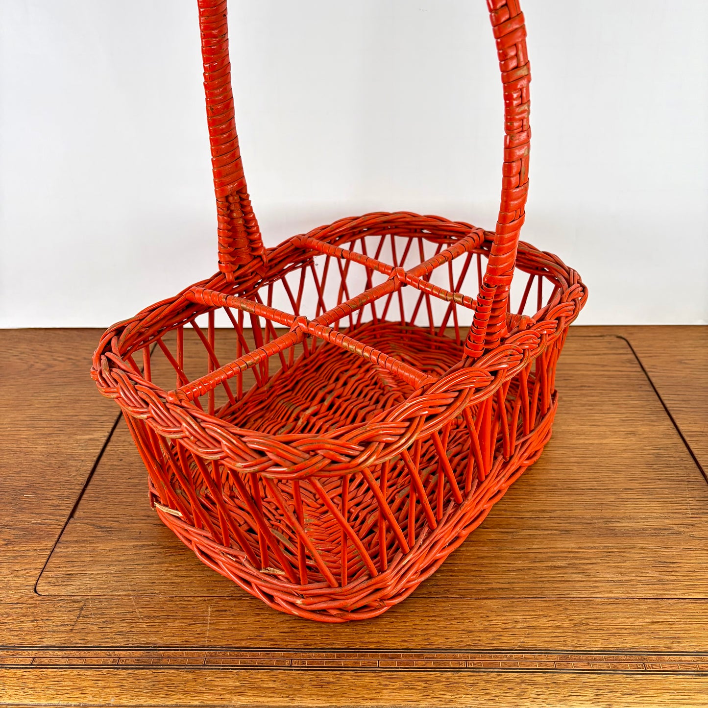 Vintage oranje rieten flessenrek