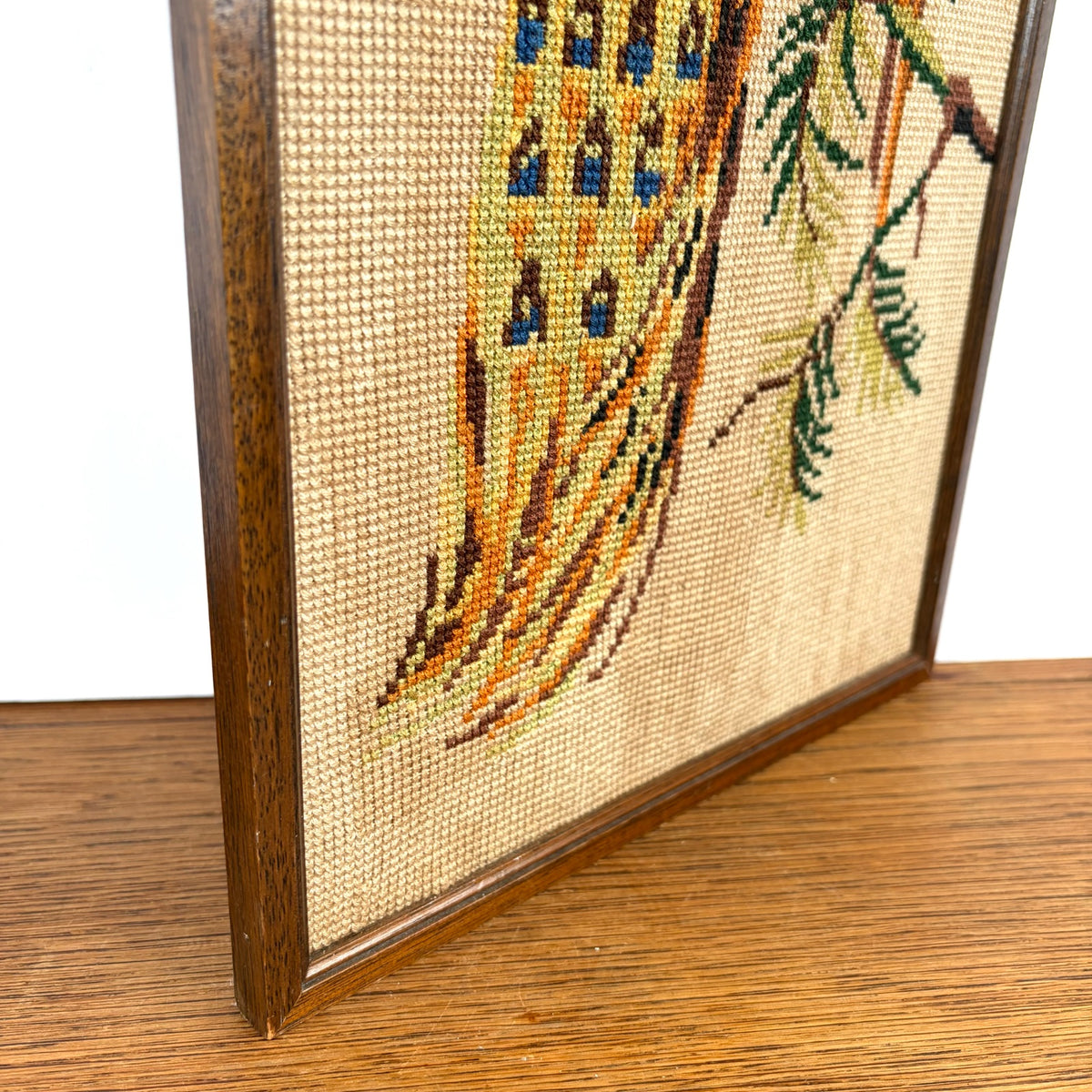 Vintage geborduurd schilderij pauwen