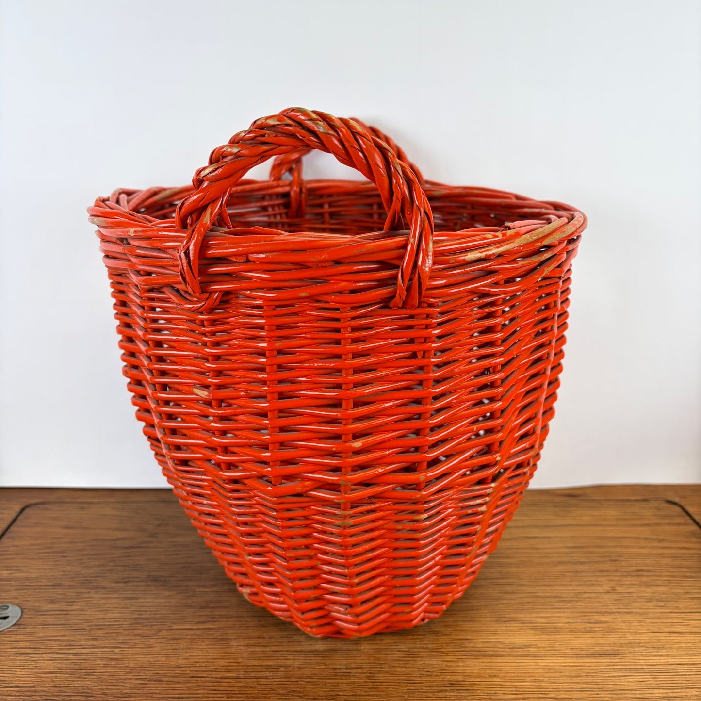 Vintage oranje rieten mand
