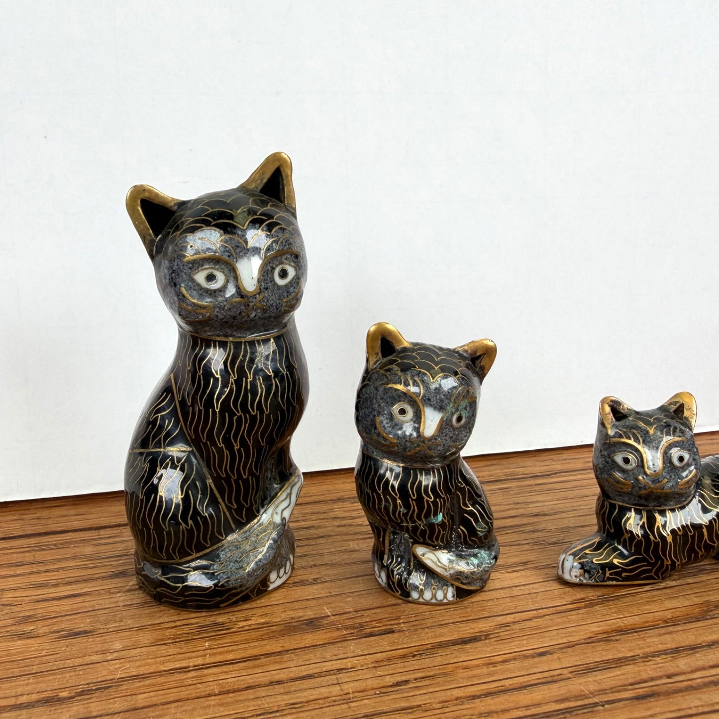Vintage set van 3 cloisonné katjes