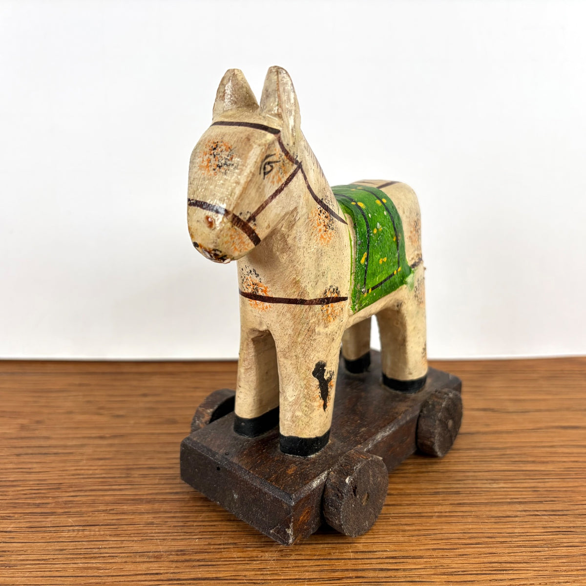 Vintage houten paardje op wieltjes