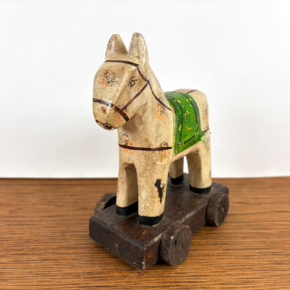 Vintage houten paardje op wieltjes