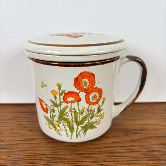 Vintage theekopje met deksel en zeef klaprozen