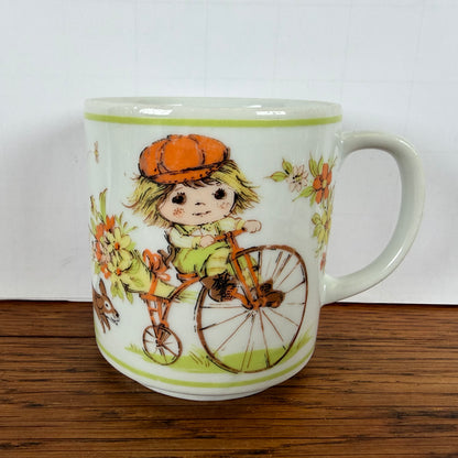 Vintage mok kindje op fiets