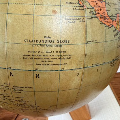Vintage staatkundige wereldbol op houten voet jaren 60